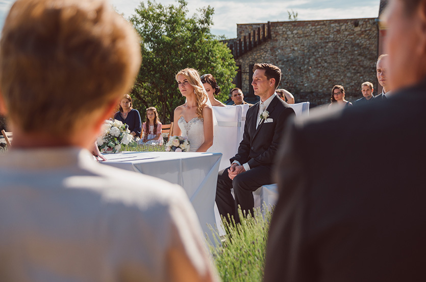 esküvői szertartás a pécsváradi várkertben